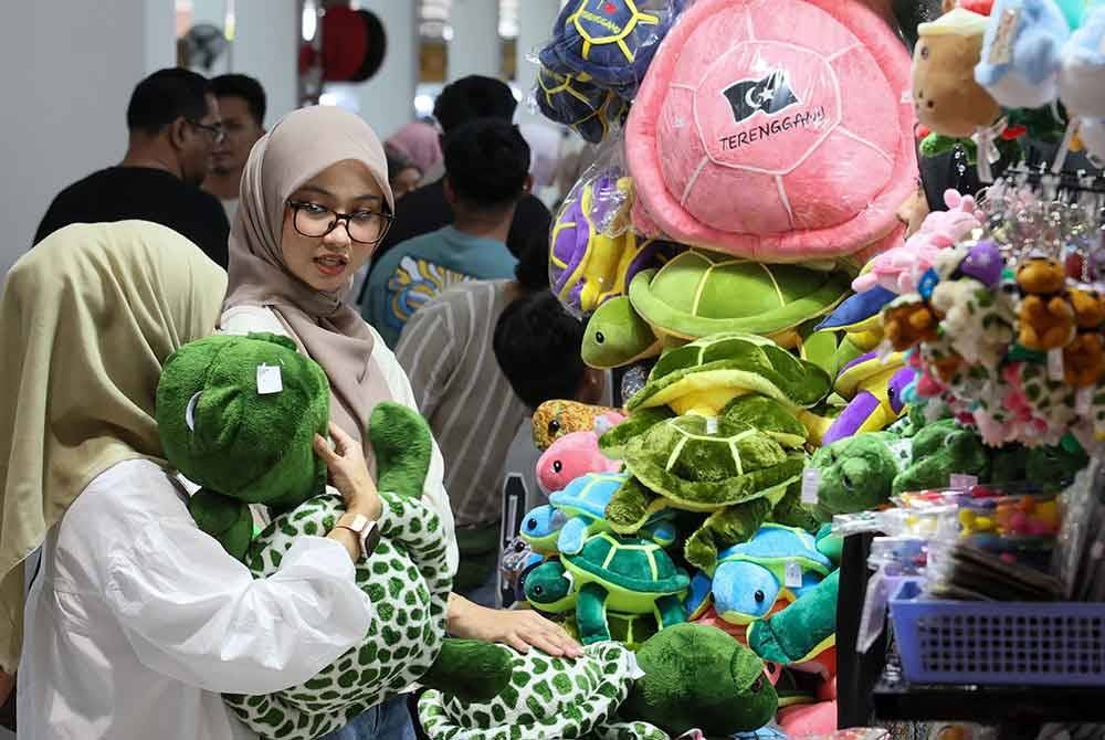 Patung penyu menjadi pilihan orang ramai yang berkunjung ke Pasar Besar Kedai Payang ketika tinjauan sempena cuti sekolah hari ini.
