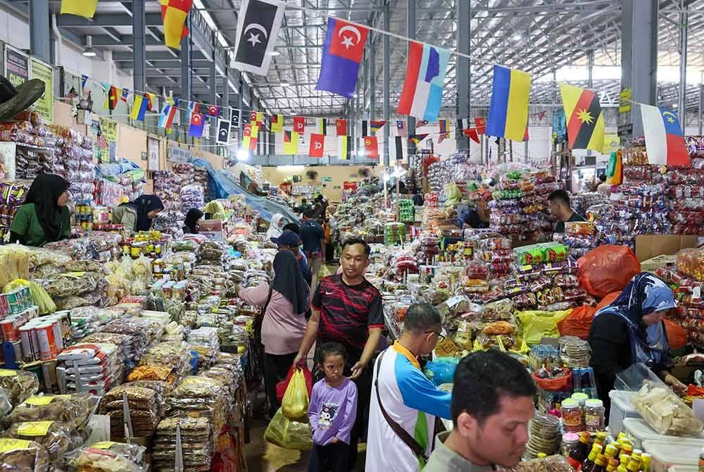 Pengunjung berkesempatan mengunjungi Pasar Besar Kedai Payang untuk mendapatkan keropok lekor, keropok keping dan pelbagai makanan lain semasa tinjauan sempena cuti sekolah hari ini.