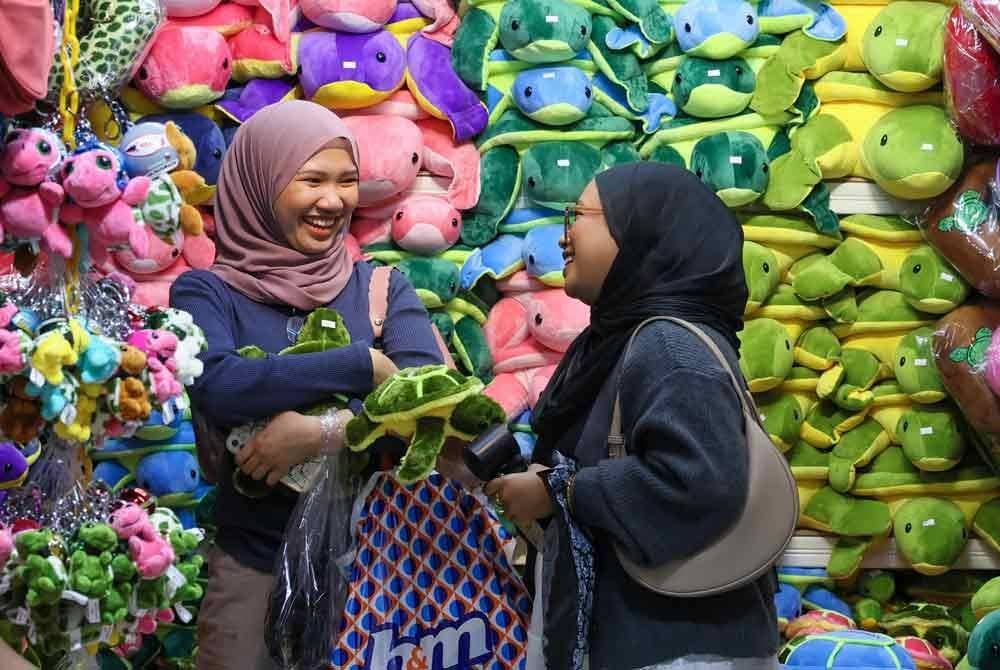 Patung penyu menjadi satu kemestian bagi orang ramai yang berkunjung ke Pasar Besar Kedai Payang ketika tinjauan sempena cuti sekolah, pada Ahad. Foto Bernama