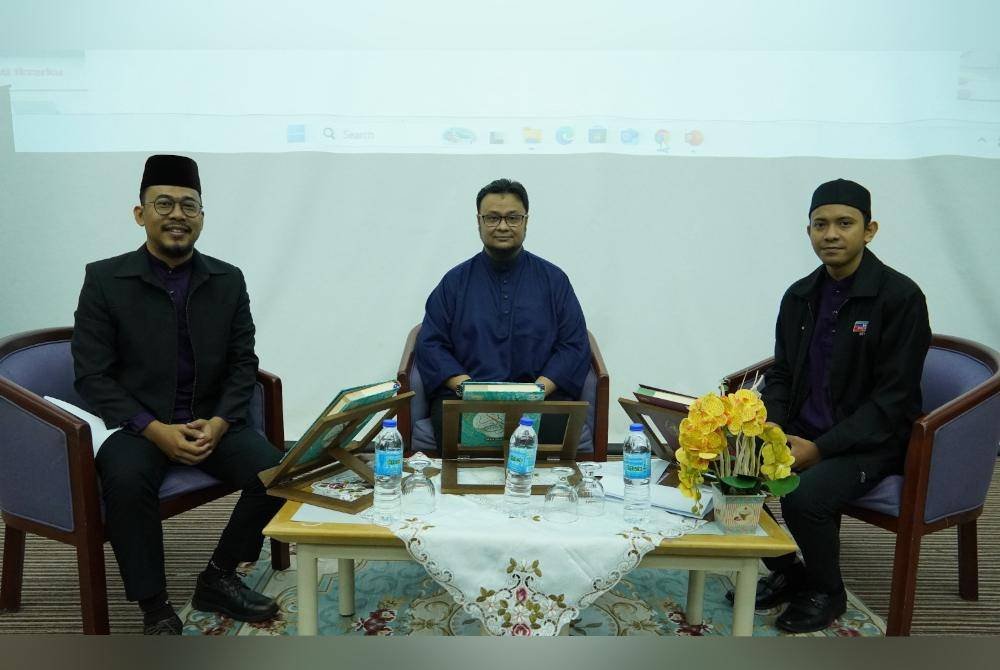 (Dari kiri) Jamil, Muhammad Faiz dan Halim memberi pengisian ketika program Hospital Selayang #QuranHour.