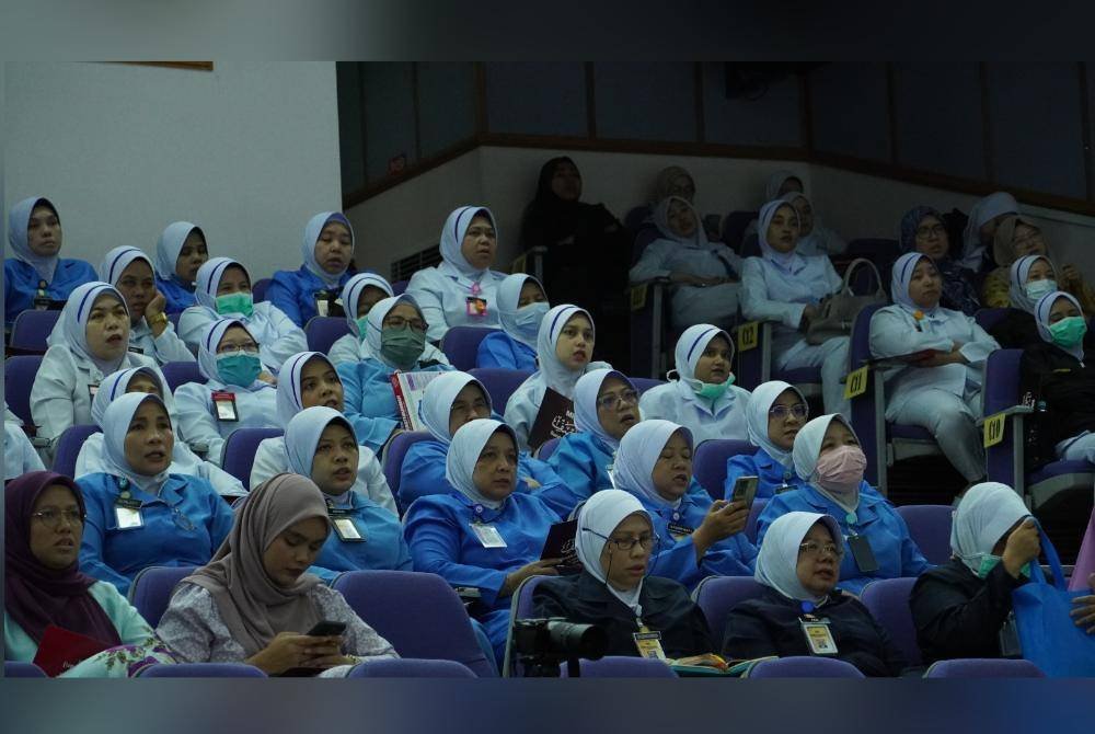 Para peserta memberi fokus pada sesi tadabbur yang disampaikan oleh Muhammad Faiz.