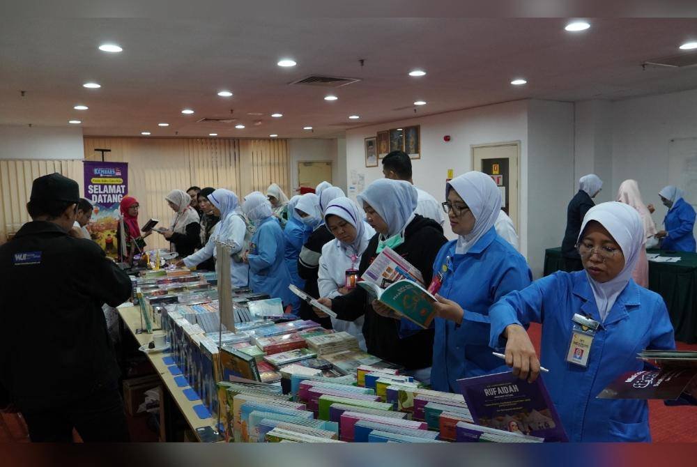 Peserta berpeluang membeli bacaan daripada Grup Buku Karangkraf.