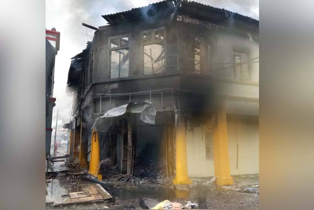 Keadaan bangunan kedai selepas kebakaran berjaya dipadamkan. Foto BBP Kulai