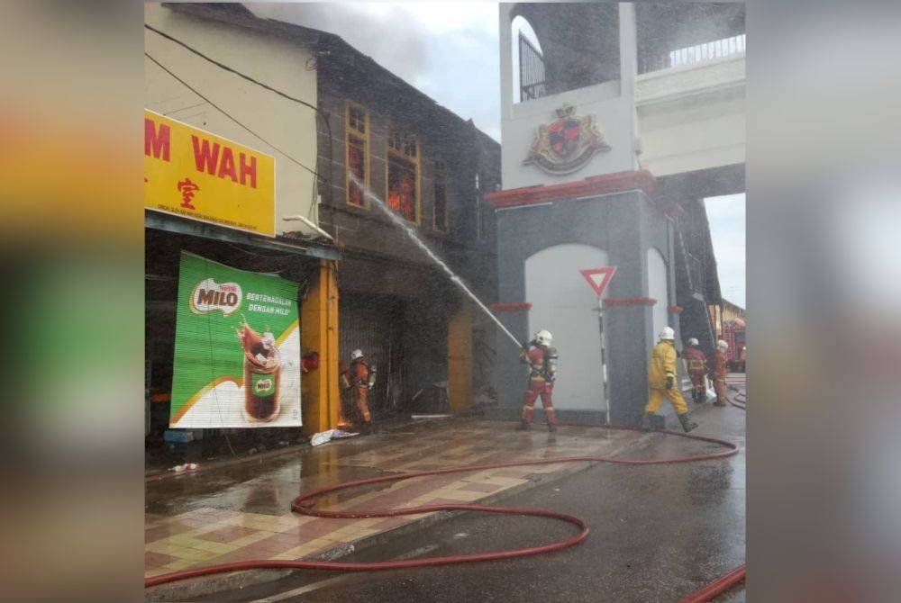 Anggota bomba memadamkan kebakaran di bangunan kedai di Jalan Utama, Senai pada Ahad. Foto BBP Kulai
