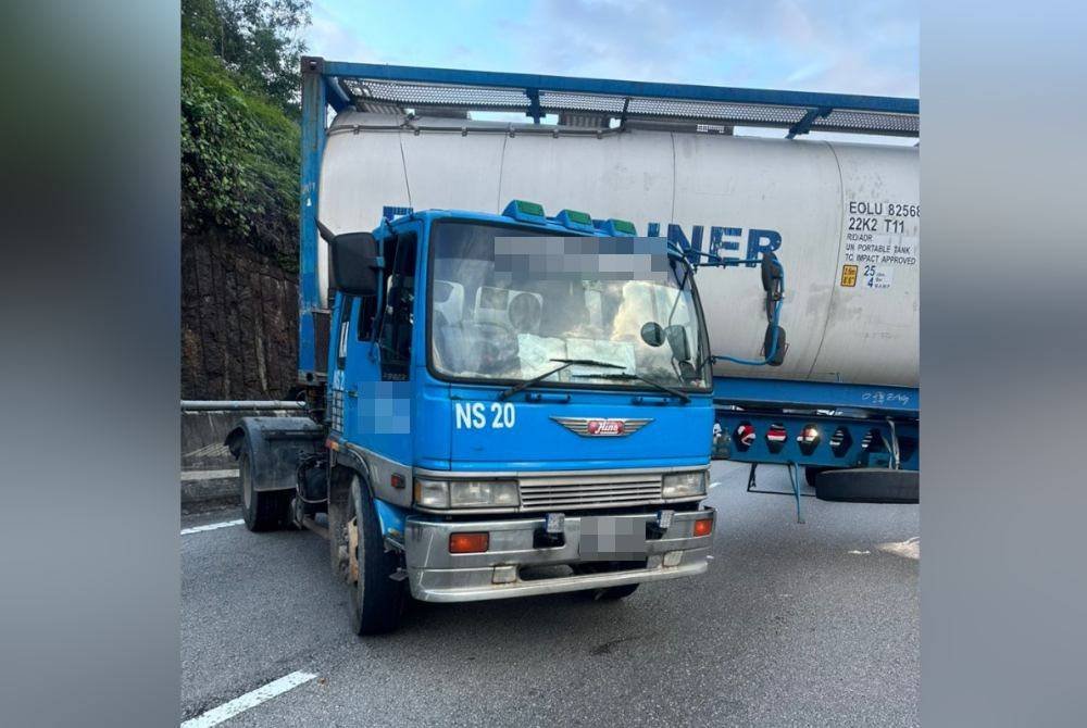 Nahas tidak melibatkan kemalangan jiwa dan pemandu lori berusia 46 tahun tidak mengalami sebarang kecederaan.