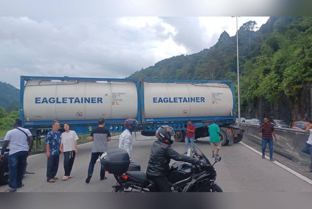 Sebuah lori tangki berada dalam keadaan melintang jalan akibat terbabas mengakibatkan kesesakan lebih 5 kilometer dari Ipoh ke Terowong Menora pada Ahad.