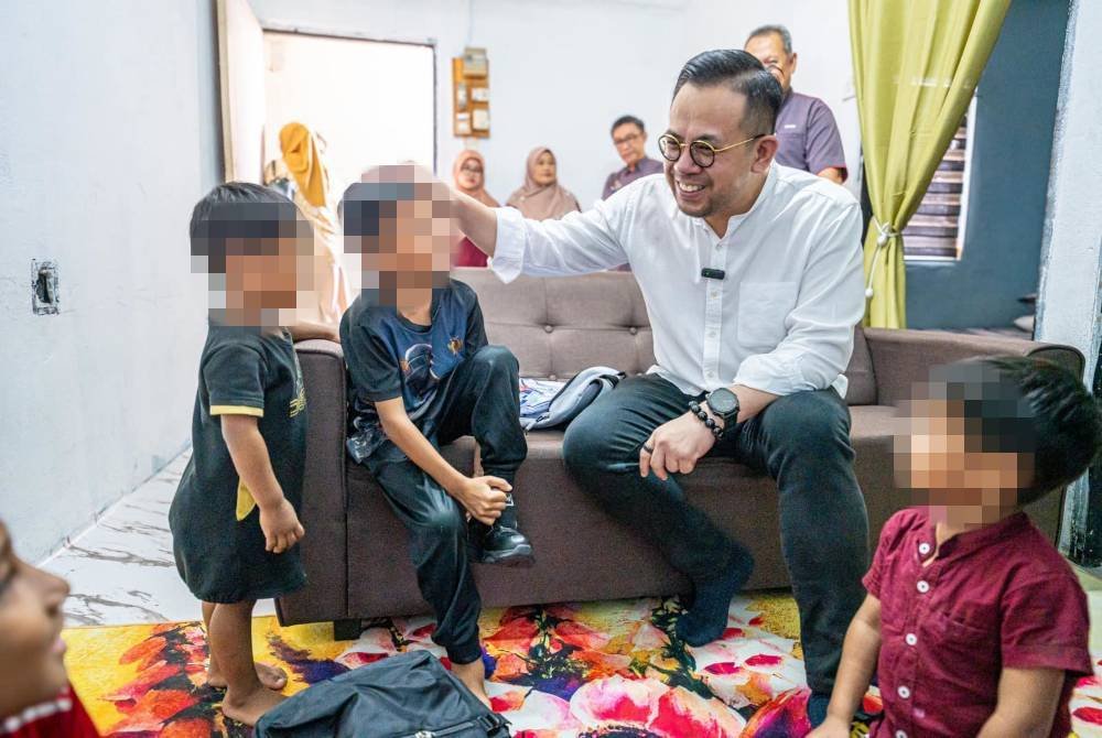 Steven beramah beramah mesra dengan anak-anak pasangan terbabit. Foto Facebook Steven Sim