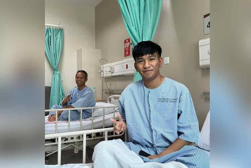 Muhamad Firdaus (kanan) bersama ayahnya, Rosly Delniah (kiri).