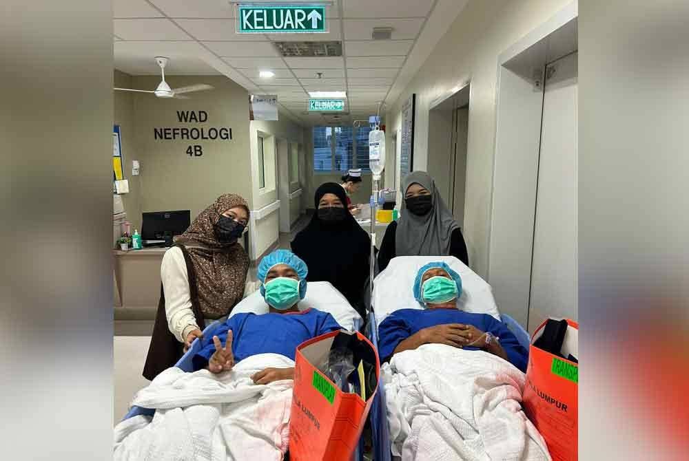 Muhamad Firdaus (kiri) bersama ayahnya, Rosly Delniah (kanan) beberapa minit sebelum dimasukkan ke dewan pembedahan.