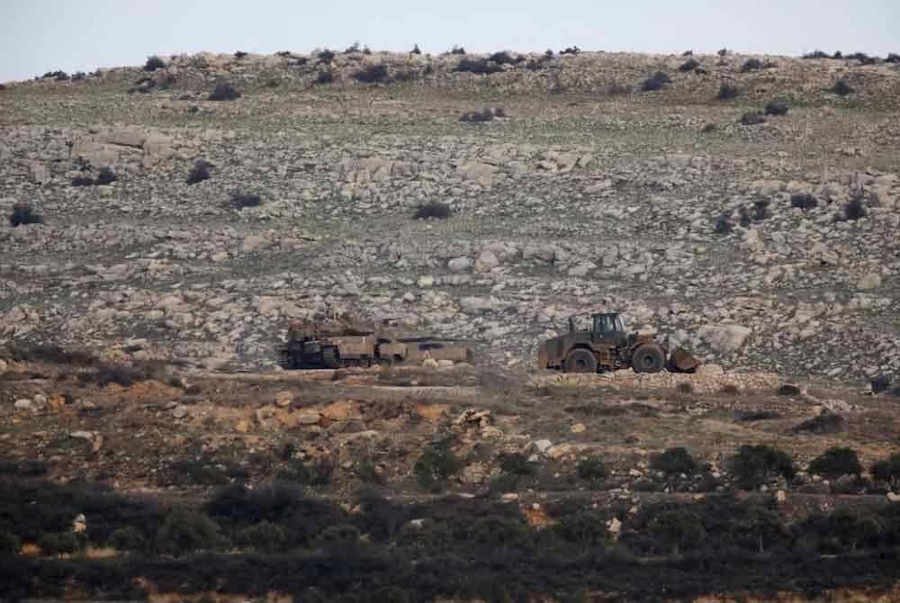 Pasukan tentera Israel ditempatkan di kawasan Syria melangkaui zon bebas tentera yang dimeterai lima dekad lalu.