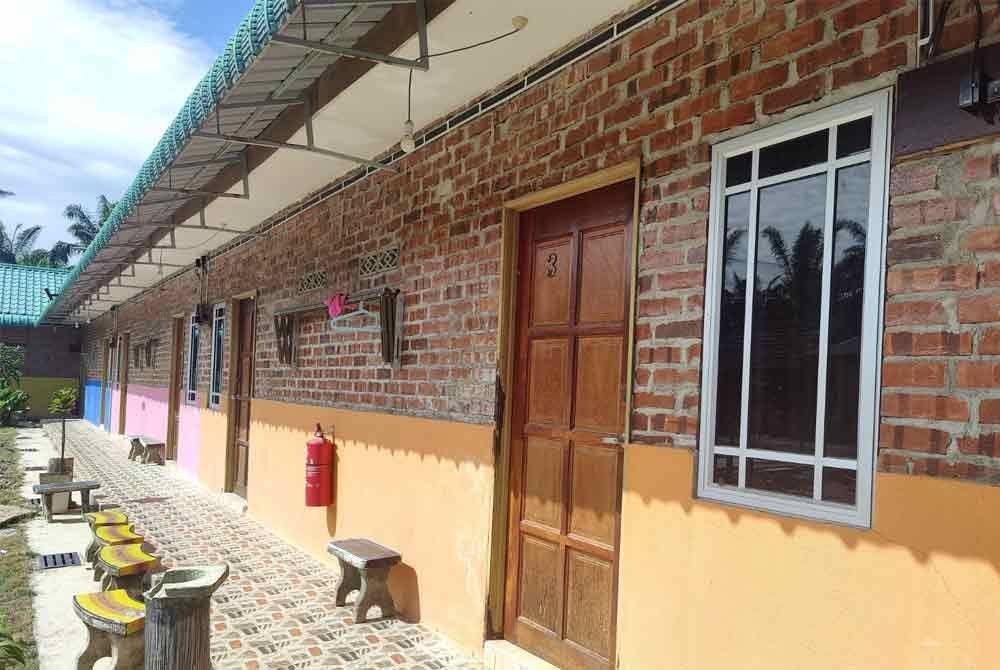 Terdapat sebanyak 11 bilik penginapan disediakan kepada pengunjung yang ingin bercuti di Pondok Warga Emas Nurul Hasanah, Kampung Bukit Belimbing.