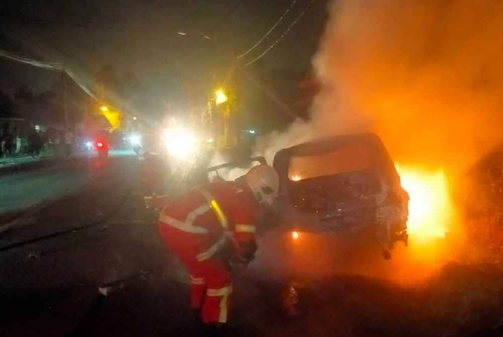 Kereta tersebut sudah terbakar 100 peratus. Foto JBPM