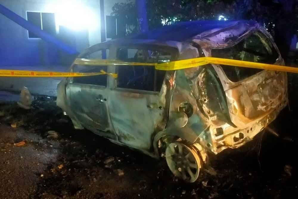 Pemandu terselamat daripada rentung selepas kereta dipandunya terbakar dalam kejadian di Jalan Bukit Marak, Kota Bharu awal pagi Isnin. Foto JBPM
