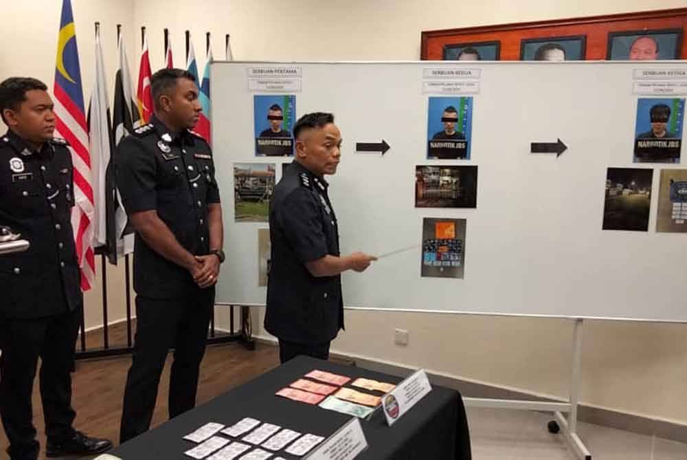 Raub (kanan) menerangkan modus operandi sindiket dadah ketika sidang akhbar di IPD Johor Bahru Selatan pada Isnin.