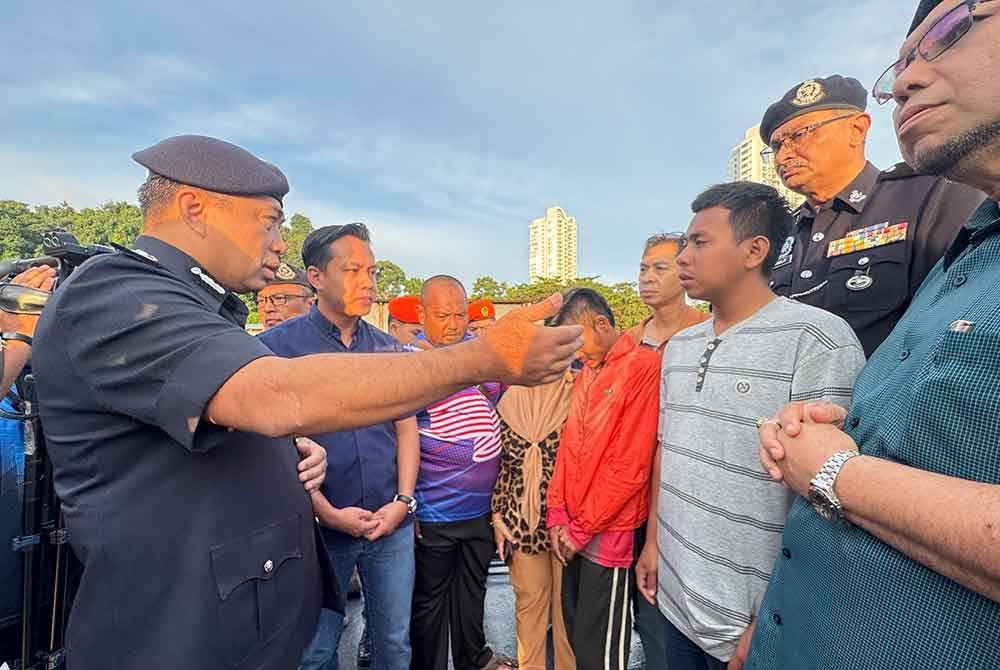 Sazalee (kiri) menasihati mangsa agar lebih berhati-hati selepas hanyut di laut selama enam hari.