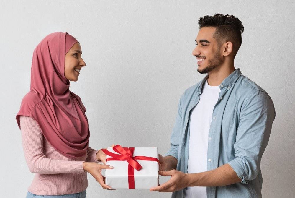 MEMBERI atau menerima hadiah dibolehkan namun niat bukan untuk meraikan perayaan Krismas. Foto CANVA