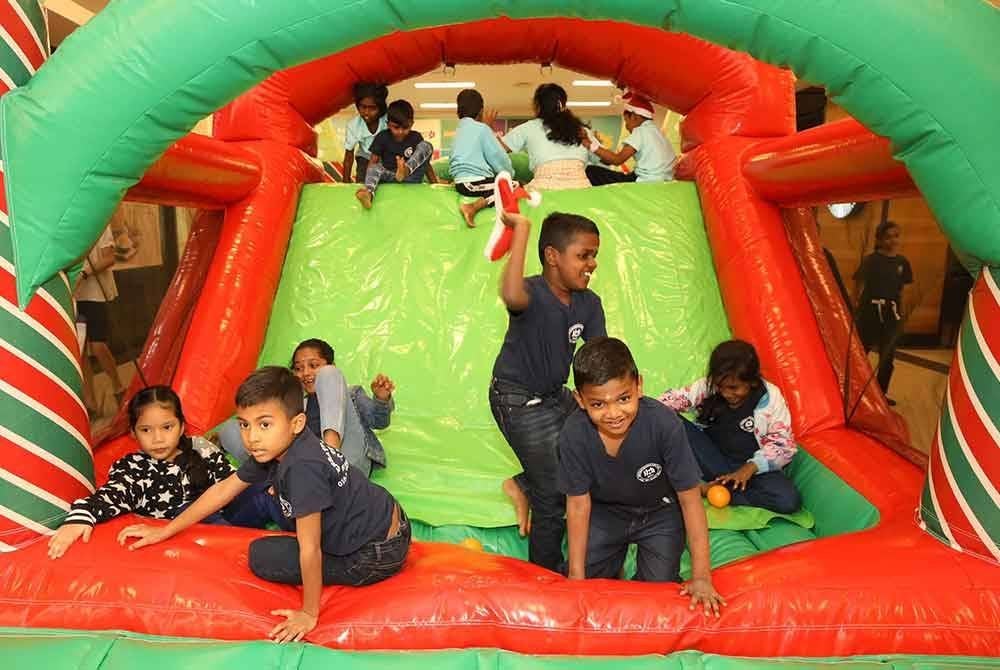 Kanak-kanak menikmati siri aktiviti dan bengkel bertemakan Paw Patrol.