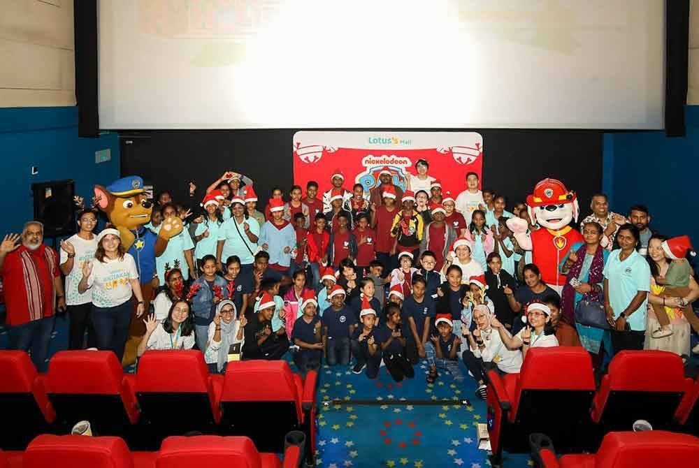 Gambar berkumpulan kanak-kanak rumah kebajikan Good Samaritan Home, Karunai Illam dan Sweet Home Care dengan maskot daripada PAW Patrol, Chase dan Marshall, bersama sukarelawan #KitakanJiran Lotus semasa tayangan filem di GSC Lotus's Kepong.