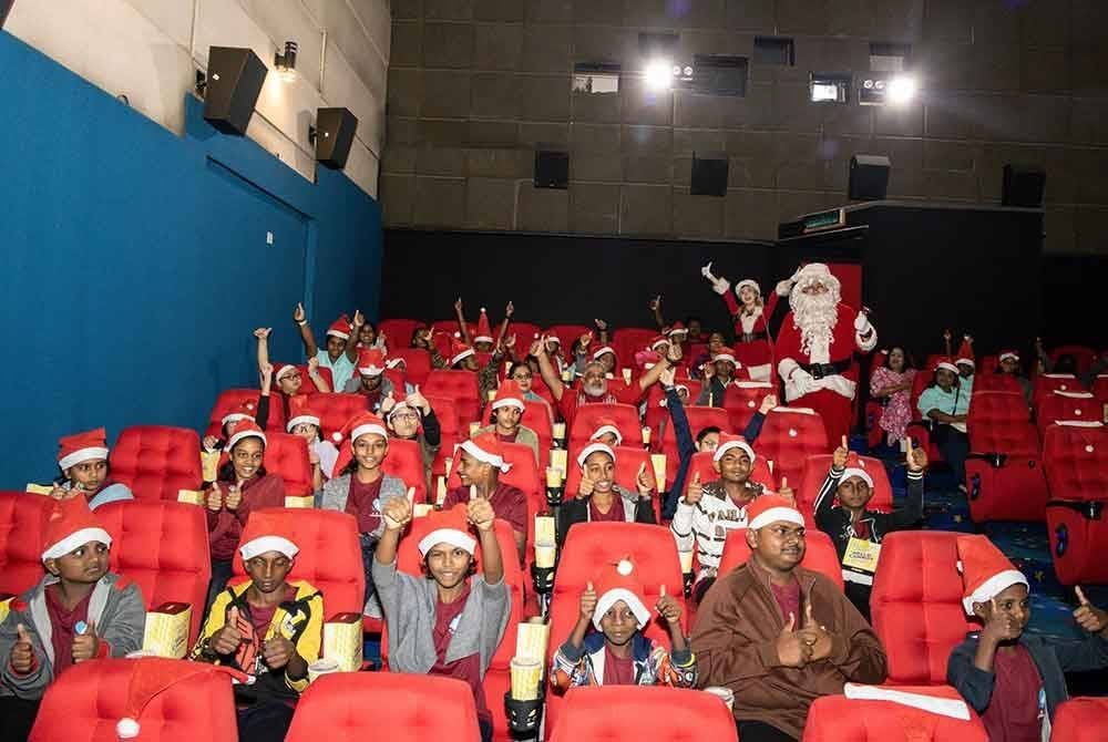 Kanak-kanak dari Good Samaritan Home dan Karunai Illam telah disambut oleh Santa dan Santarina pada tayangan ekslusif Paw Patrol di GSC Lotus’s Kepong.