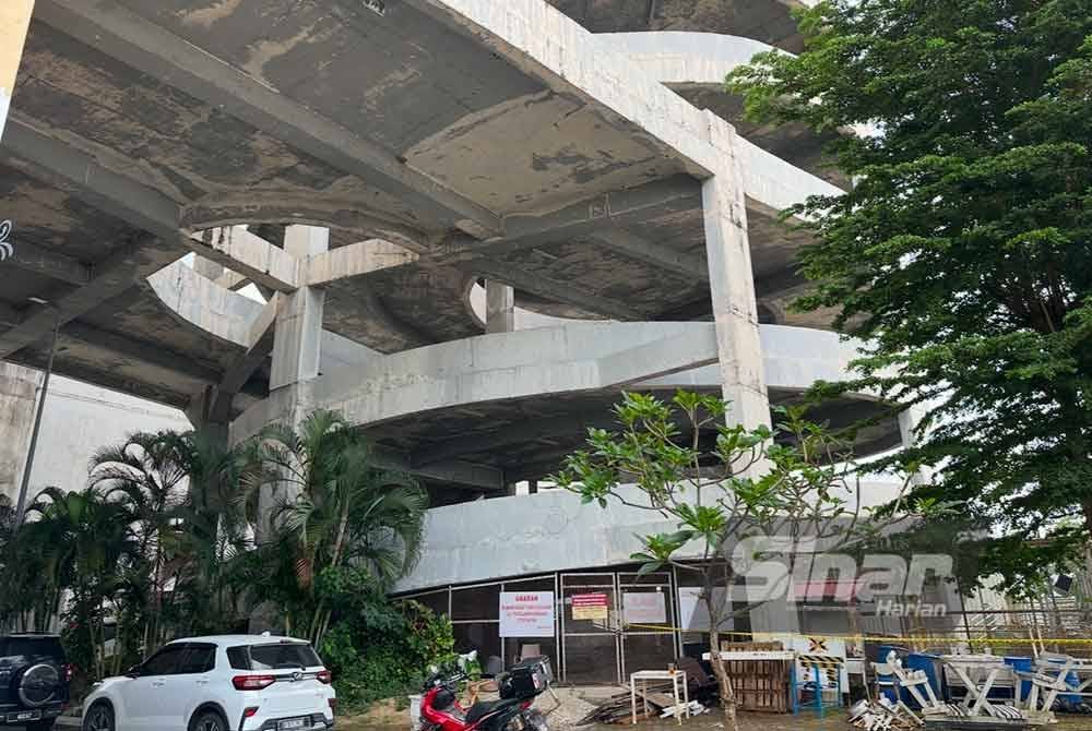 kawasan tempat letak kereta bertingkat kondominium Pelangi Mall berdekatan runtuhan tebing Sungai Kelantan. Foto SInar Harian/ADILA SHARINNI WAHID.