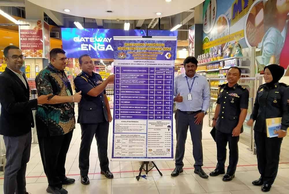 Mohamad Kamarol (tiga dari kiri) menunjukkan jenis barangan yang ditetapkan harga maksimum sempena SHMMP Krismas 2024 di Pasar raya Besar Mydin Meru Raya pada Isnin.