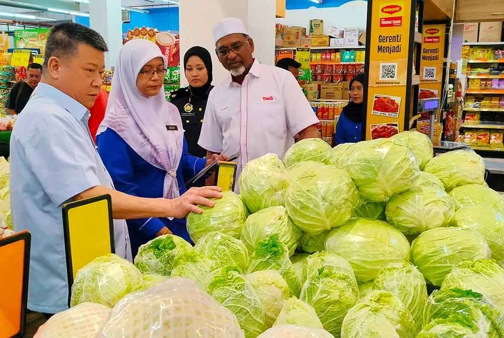 Chon Siang menjalankan pemeriksaan ke atas barangan kawalan sempena 'walkabout' SHMMP Krismas di sebuah pasar raya besar di Indera Mahkota di sini pada Isnin.