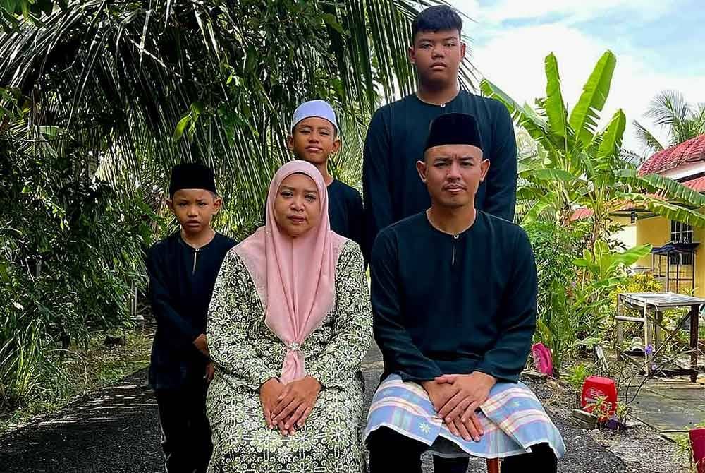 Gambar kenangan Koperal Muhammad Taufik bersama isteri dan tiga anak lelaki.