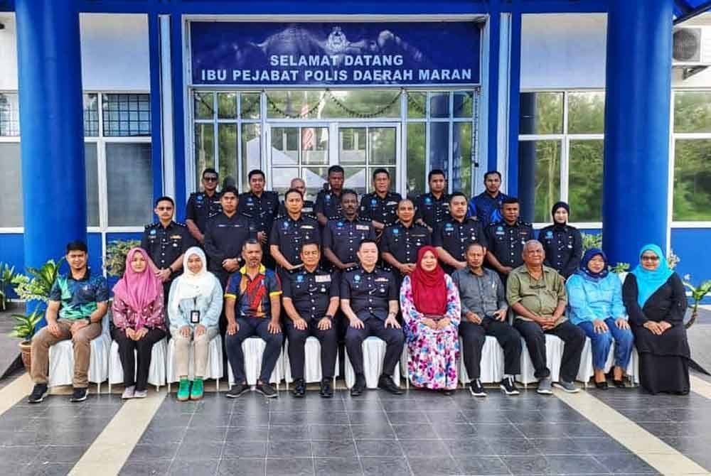 Sebahagian pengamal media yang hadir mewakili agensi-agensi masing bergambar kenangan bersama Kim Wai (tengah,depan).