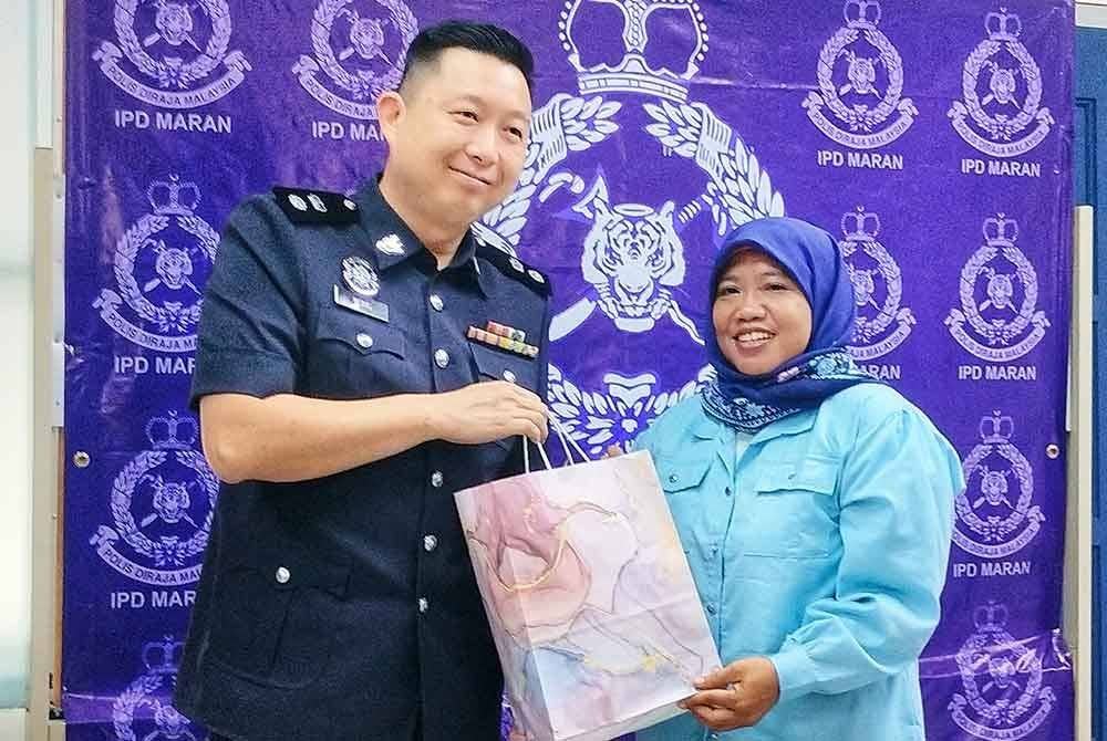 Kim Wai menyerahkan cenderamata pada wakil media yang hadir dalam majlis tersebut.