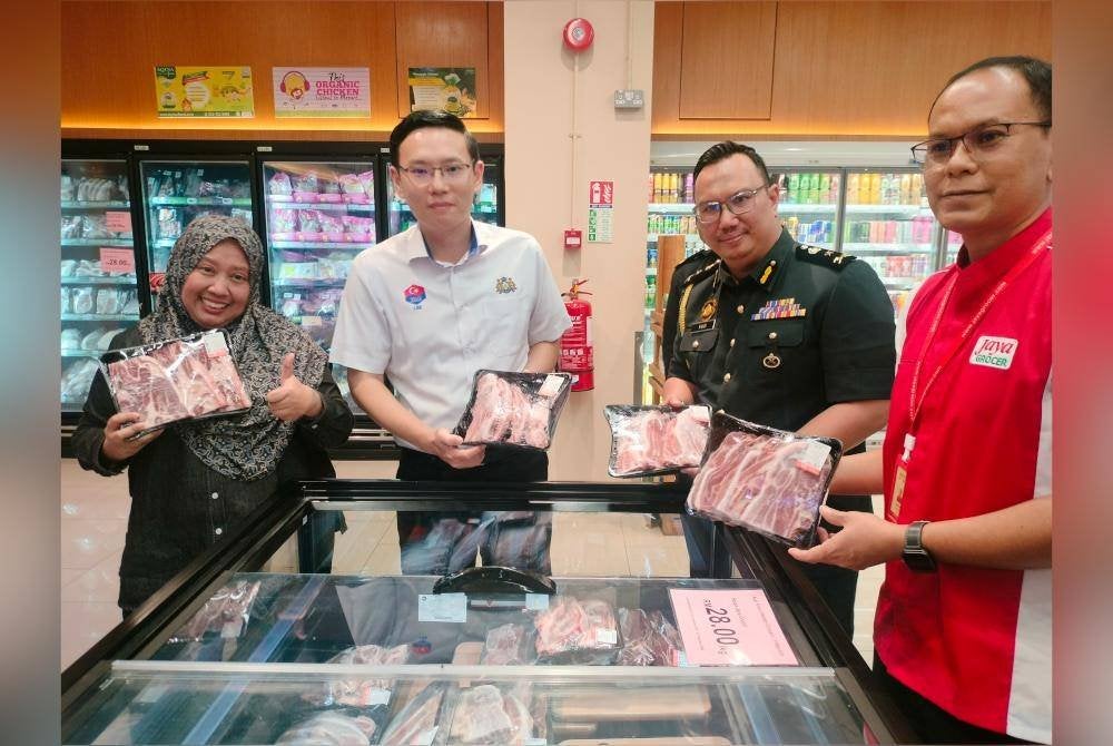 Ting Han (dua kiri) ketika pemeriksaan dan 'walkabout' SHMMP Krismas di sebuah pasar raya besar di Iskandar Puteri pada Isnin.