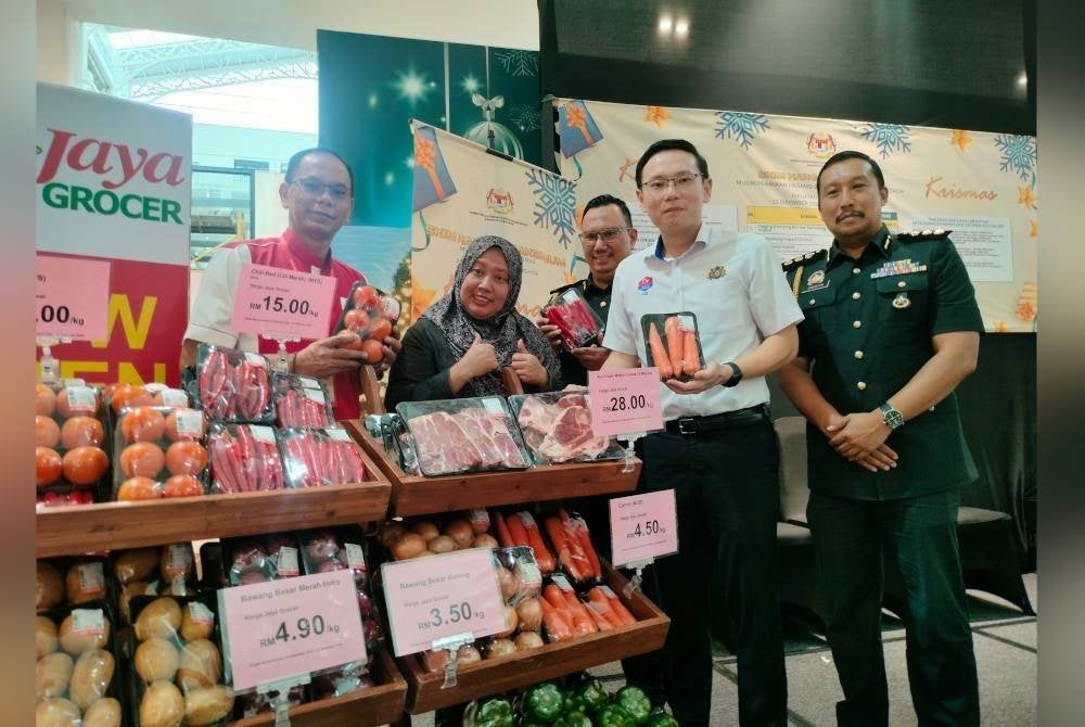 Ting Han (dua kanan) ketika pemeriksaan dan 'walkabout' SHMMP Krismas di sebuah pasar raya besar di Iskandar Puteri pada Isnin.