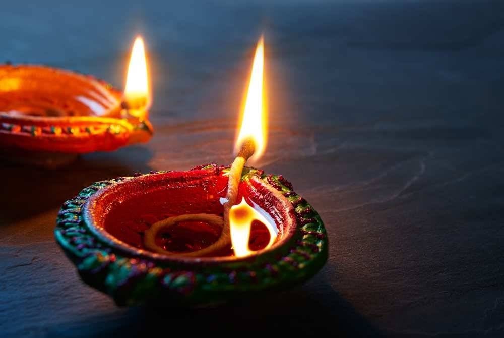 PASTIKAN majlis yang disertai tidak mengandungi upacara-upacara yang bertentangan dengan akidah Islam seperti menyertakan simbol-simbol agama antaranya salib, memasang lampu atau lilin. -Foto: CANVA