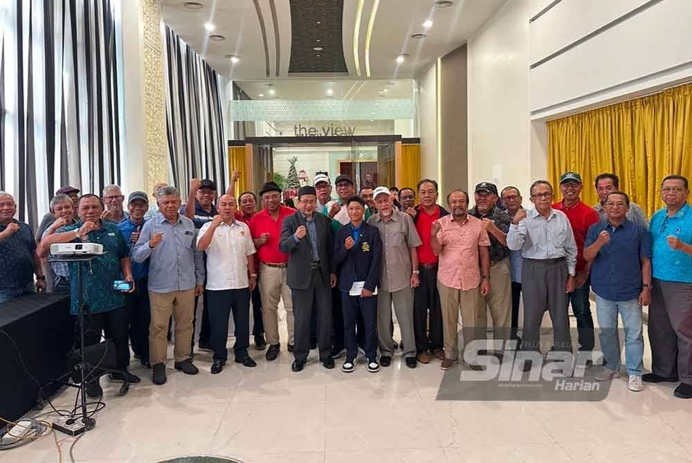 Ahli Persatuan Golf Doremi dan pihak Kerajaan negeri Kelantan yang meraikan Muhammad Afham (tengah).