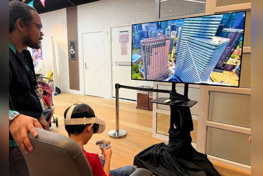 Pengunjung tidak melepaskan peluang mencuba pengalaman maya, PIXEL Oculus.