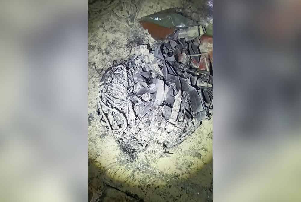 Antara kesan kebakaran pokok hiasan berhampiran pusat beli-belah Sunway Piramid, pada Isnin. Foto: Bomba Selangor