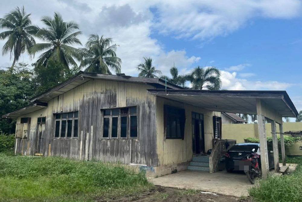 Batalion 7 PGA Kuantan menyerbu sebuah rumah di Kampung Pengkalan Batu, Pasir Mas dan menahan seorang PATI. Foto PGA