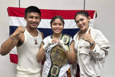 Zaidania Looksaikongdin (tengah) memenangi Tali Pinggang CTDK sumbangan Tourism Malaysia pada Kejohanan Grand Final Kuda Merah Muay Thai Challenge 2024 'King Of The Ring' baru-baru ini.