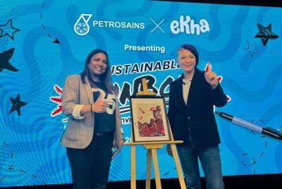 Pra peluncuran 'Sustainability Fun Box' yang dirasmikan oleh Pengarah Hubungan dan Komunikasi Pihak Berkepentingan Petrosains, Shamini Balan (kiri) serta Pengasas merangkap Pengarah Kreatif Ekha Langkawi, Rebecca Yau Yi Mun (kanan) di Petrosains pada Sabtu.