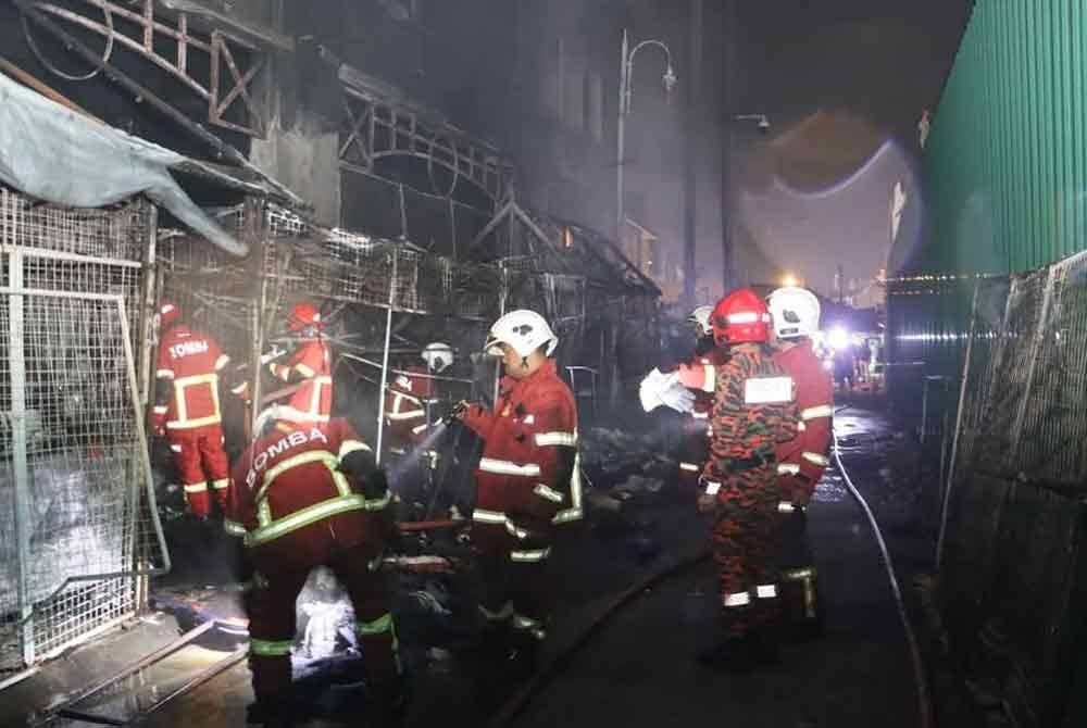 Keadaan gerai berhampiran Plaza TAR, Jalan Tuanku Abdul Rahman terbakar pada Selasa.