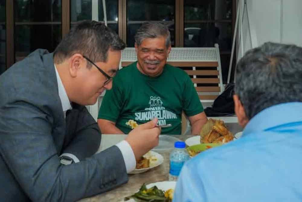 Mohamad ambil peluang mempelawa Anvar (kiri) ke kediamannya bagi menikmati sajian ikan kaloi yang diternak sendiri.