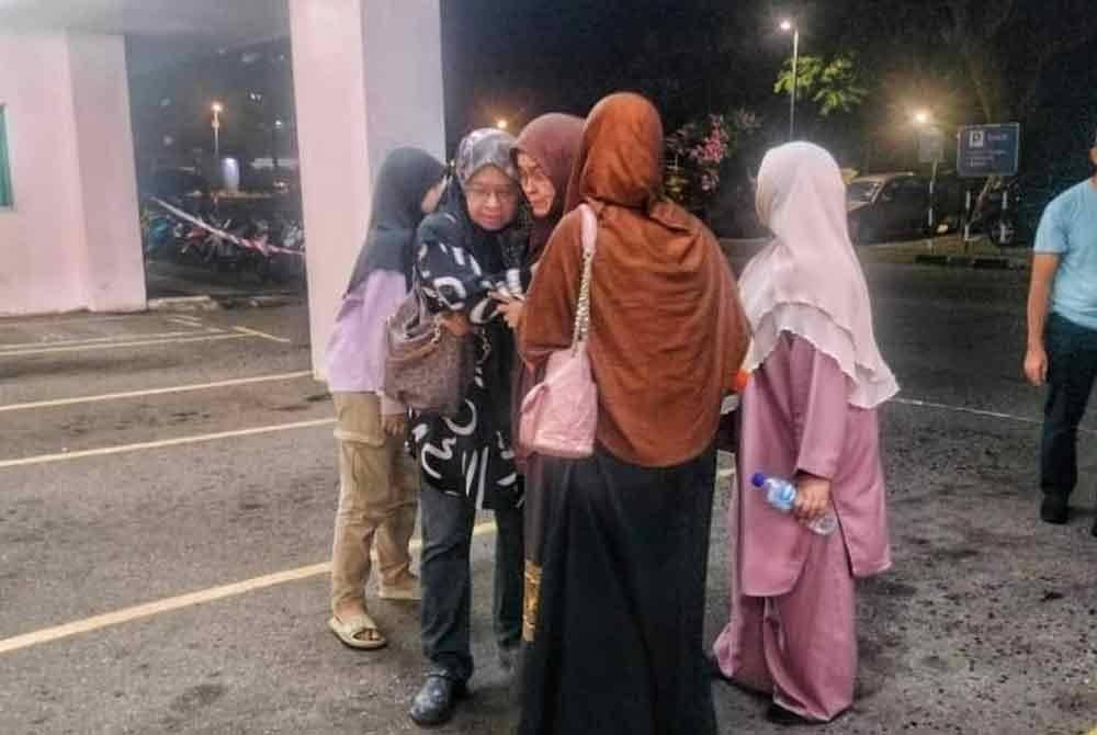 Ibu Allahyarham Khairul Izwan Mazupi,Wan rosmini wan Hassandipeluk ahli keluarga sebaik tiba di Jabatan
Perubatan Forensik Hospital Melaka di sini, pada pagi Selasa.