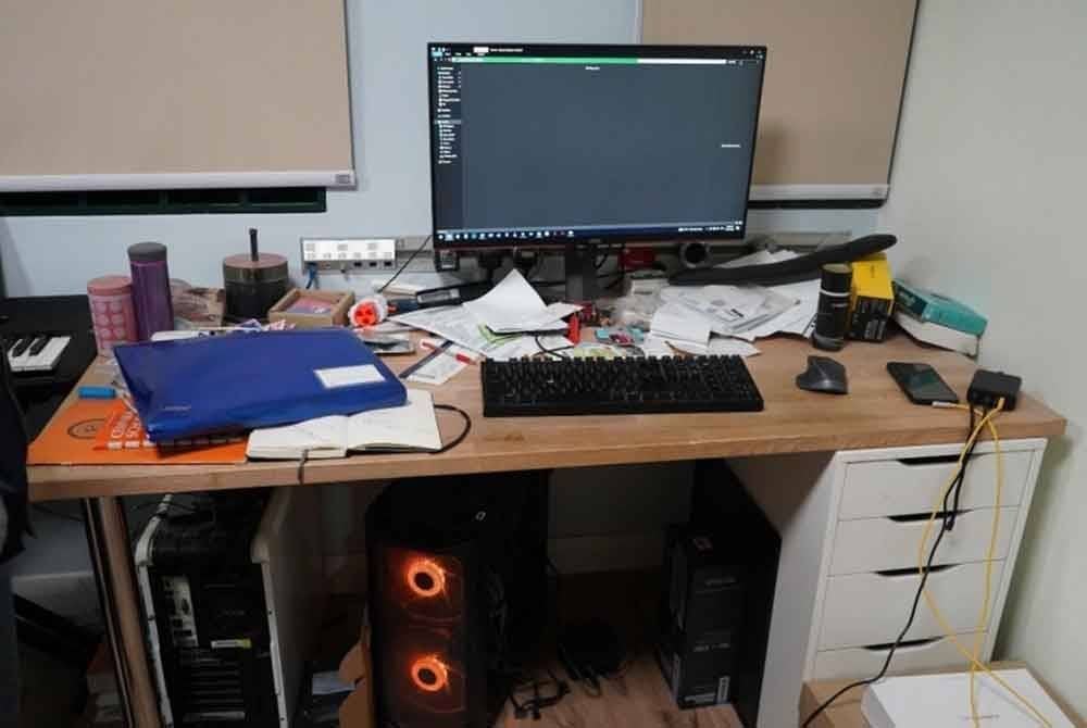 Antara peralatan komputer yang dirampas.