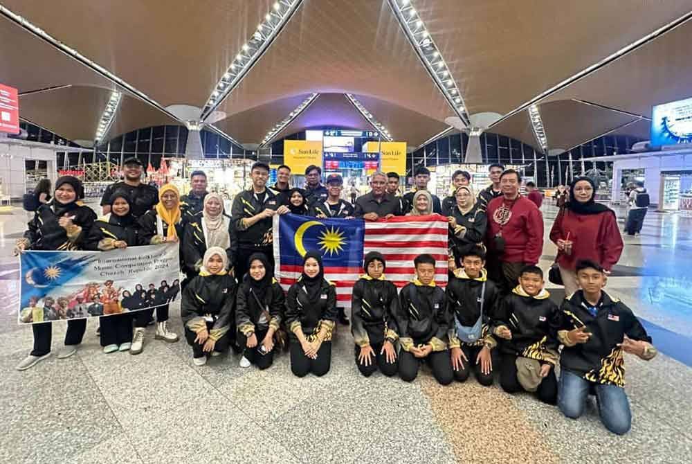 Pasukan dari Malaysia bergambar sebelum berlepas ke Republic Chec.
