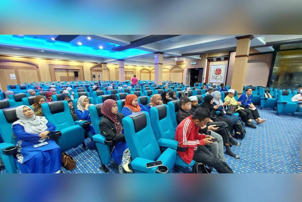 Orang ramai yang hadir bagi mendengar pakej haji yang ditawarkan oleh Andalusia pada Isnin.