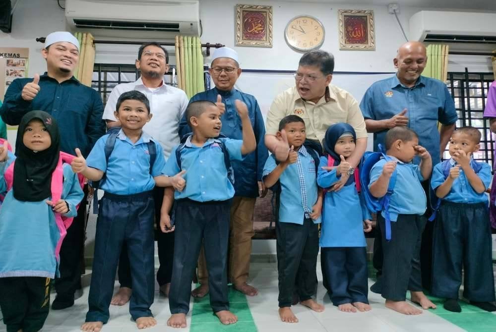 Johari menyantuni kanak-kanak Tabika Kemas di Masjid Safuan Pekan Jeniang pada Selasa.