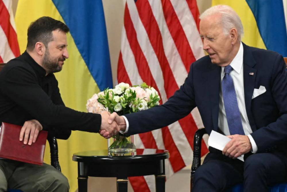 Presiden Ukraine, Volodymyr Zelenskyy (kiri) berulang kali merayu bantuan ketenteraan daripada Biden.