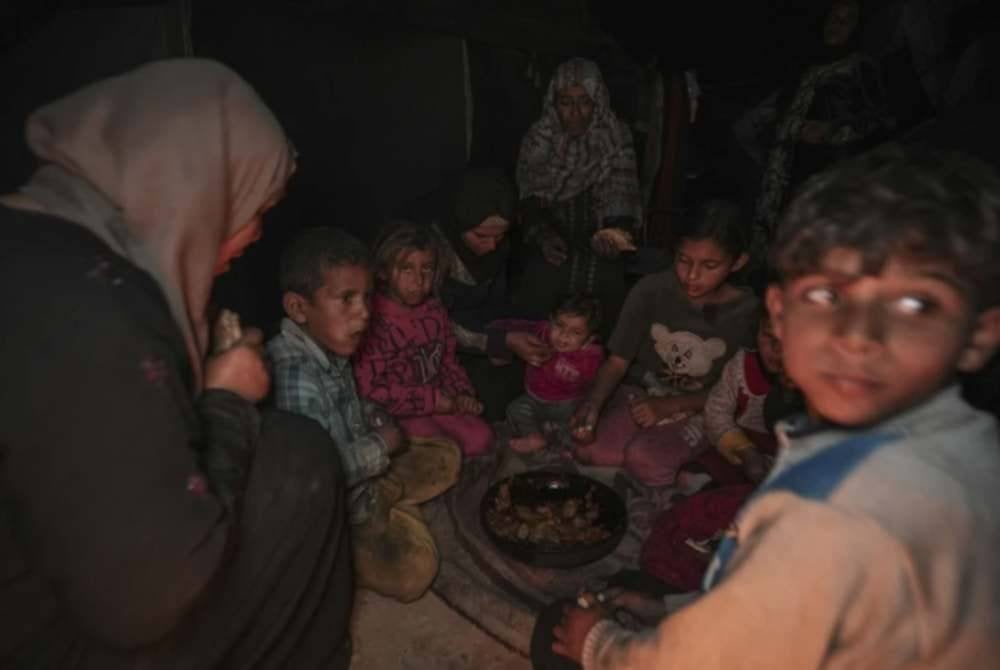 Bekalan makanan juga semakin kehabisan.