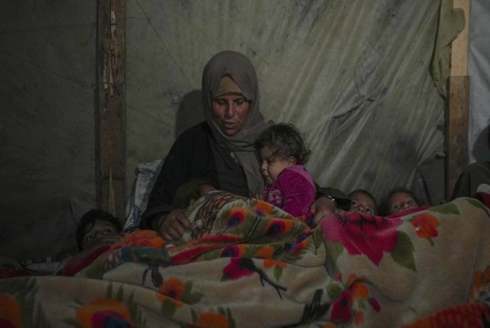 Kebanyakan keluarga hanya mempunyai sehelai selimut untuk dikongsi beramai-ramai.