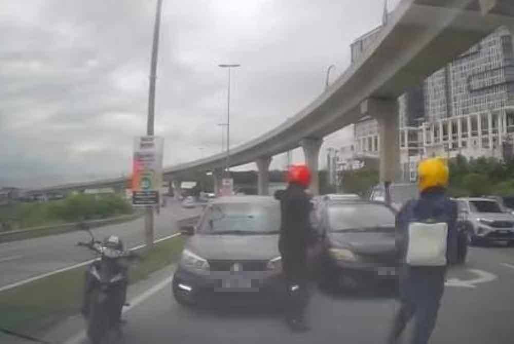 Suspek memandu kenderaan jenis Honda City berwarna hitam dalam keadaan mencurigakan.