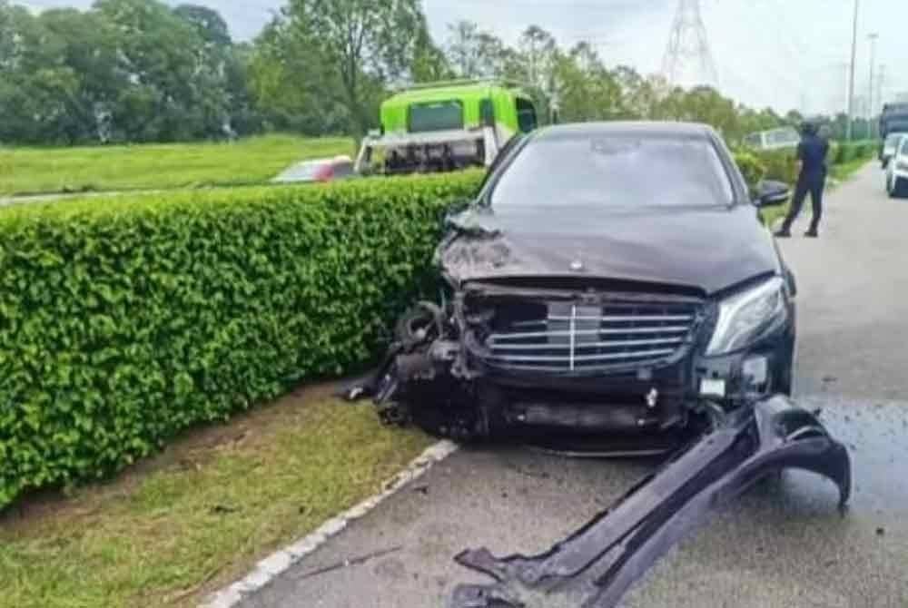 Keadaan kereta Mercedes-Benz yang mengalami kerosakan dalam kemalangan tersebut.